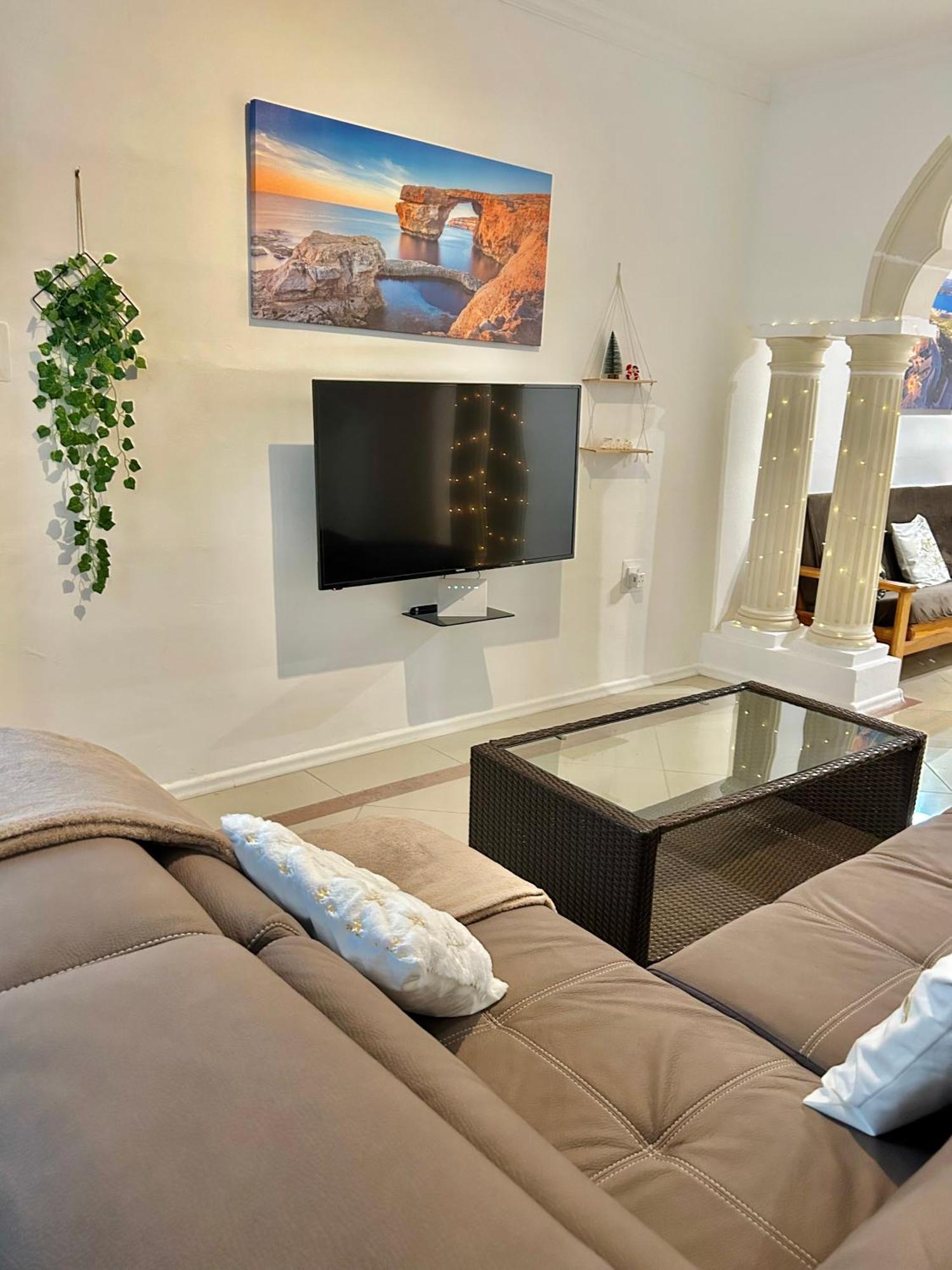 Beach Front 3-Bedroom Holiday Home Mellieħa Kültér fotó